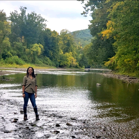 Meet your Posher, Gabrielle - Picture 1 of 1